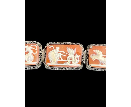 Bracciale in argento con sette cammei con scene neoclassiche.