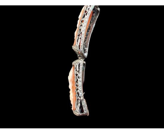 Bracciale in argento con sette cammei con scene neoclassiche.