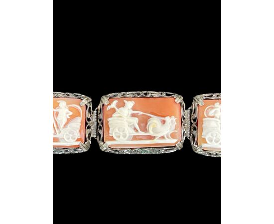 Bracciale in argento con sette cammei con scene neoclassiche.