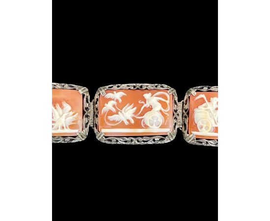 Bracciale in argento con sette cammei con scene neoclassiche.