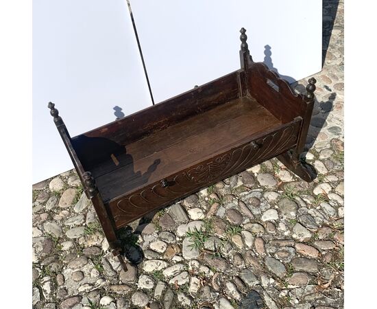 Culla in legno intagliato. Italia, XIX secolo.