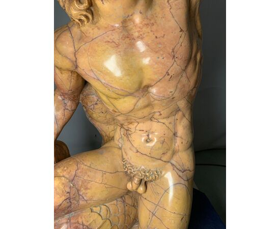 Coppia di sculture reggi-vaso in marmo giallo - Poseidone e Anfitrite. Italia, XIX-XX secolo.