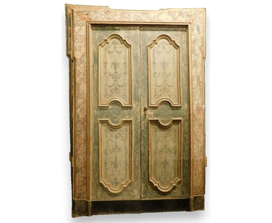 PTL470 - N. 2 porte a due battenti laccate, con telaio, epoca '700, luce cm L 115 x H 222