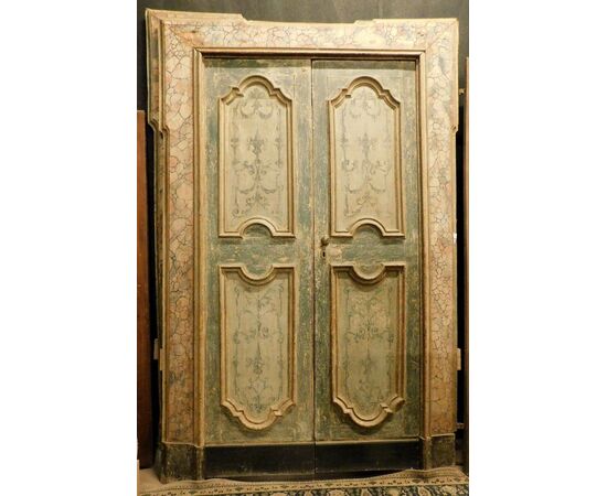 PTL470 - N. 2 porte a due battenti laccate, con telaio, epoca '700, luce cm L 115 x H 222