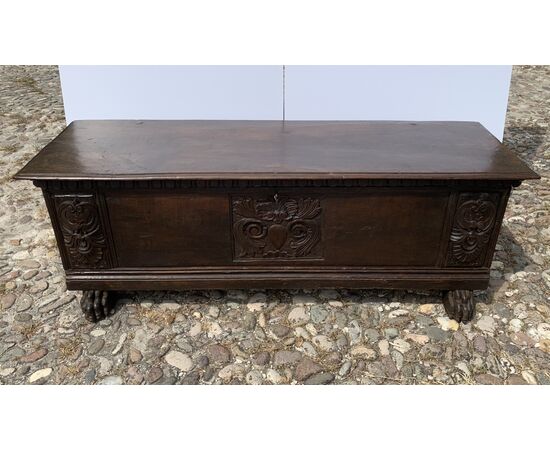 Cassapanca in legno di noce intagliato. Italia, XVII secolo.