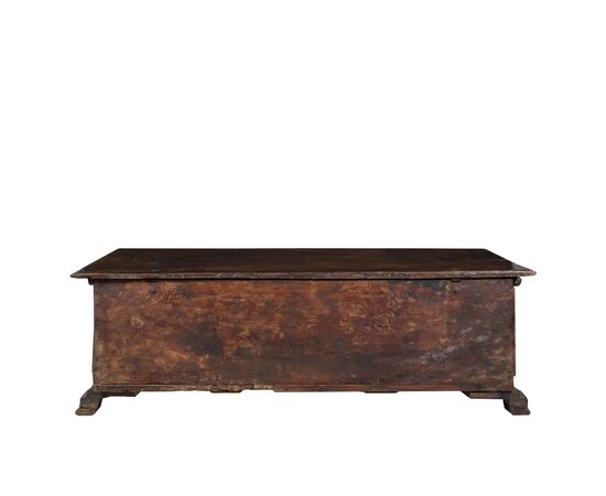 Cassapanca in legno di noce intagliato. Italia, XVII secolo.