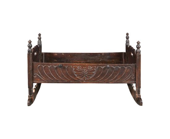 Culla in legno intagliato. Italia, XIX secolo.