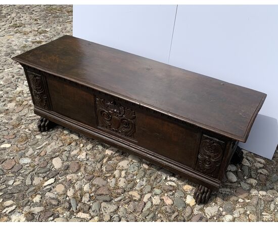 Cassapanca in legno di noce intagliato. Italia, XVII secolo.