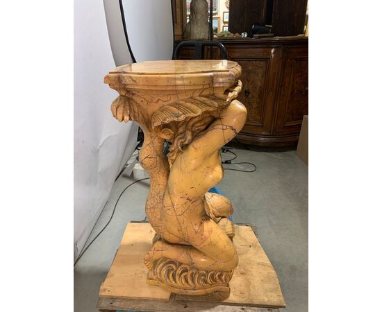 Coppia di sculture reggi-vaso in marmo giallo - Poseidone e Anfitrite. Italia, XIX-XX secolo.