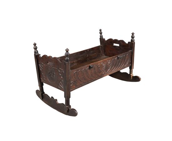 Culla in legno intagliato. Italia, XIX secolo.