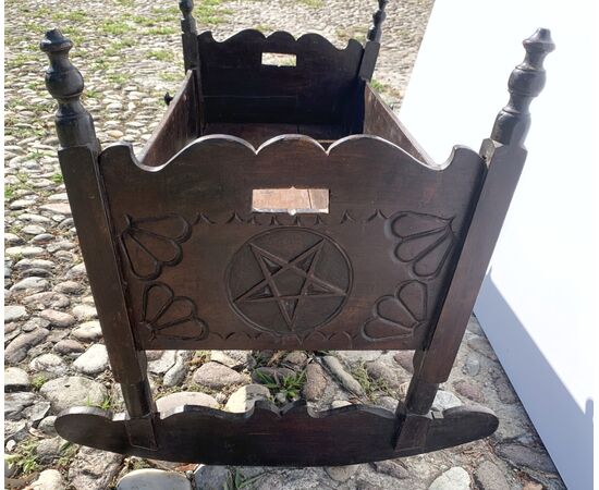 Culla in legno intagliato. Italia, XIX secolo.