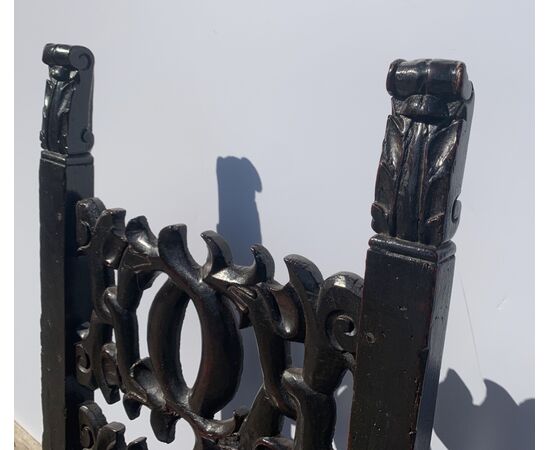 Coppia di sedie fratine in legno intagliato. Modena, XIX secolo.