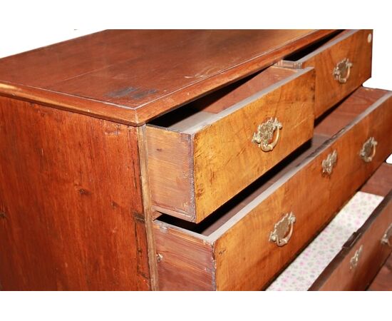 Piccolo cassettone comoncino inglese del 1700 stile Queen Anne in legno di noce