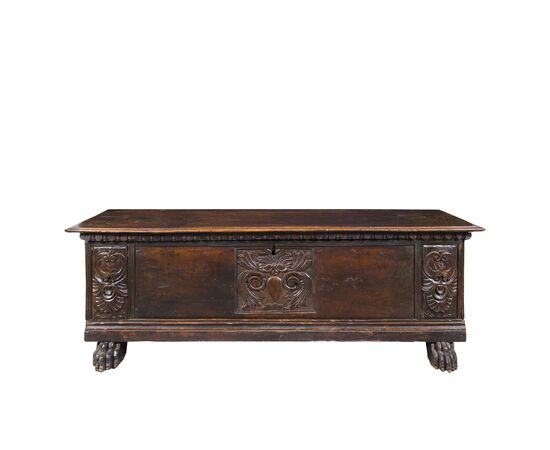 Cassapanca in legno di noce intagliato. Italia, XVII secolo.
