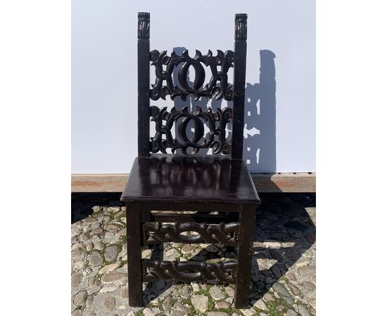 Coppia di sedie fratine in legno intagliato. Modena, XIX secolo.