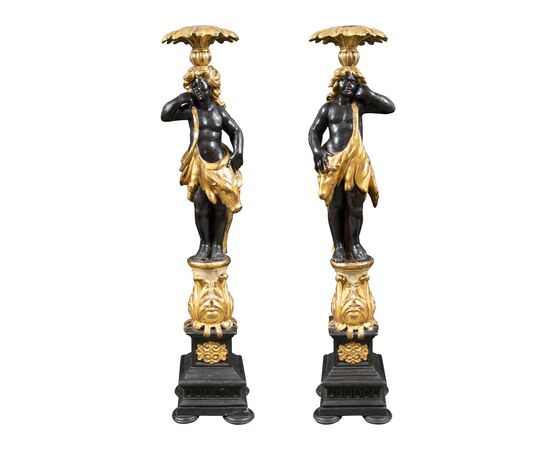 Coppia di sculture in legno intagliato, dorato e dipinto - Mori reggi vaso. Venezia, XVIII secolo.