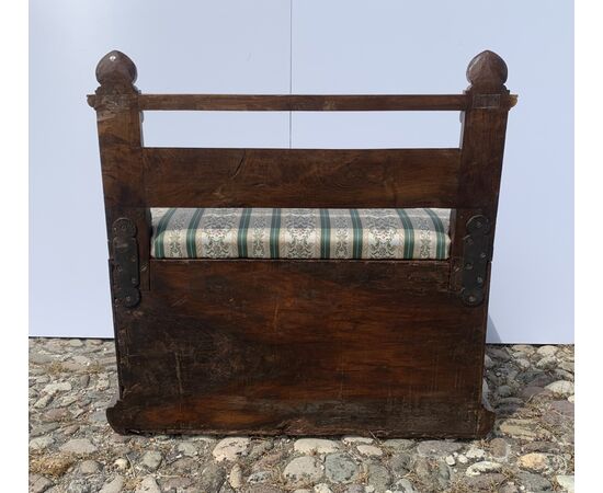 Panchetta in legno intagliato e scolpito. Italia, XVII secolo.