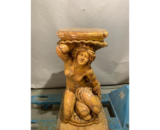 Coppia di sculture reggi-vaso in marmo giallo - Poseidone e Anfitrite. Italia, XIX-XX secolo.