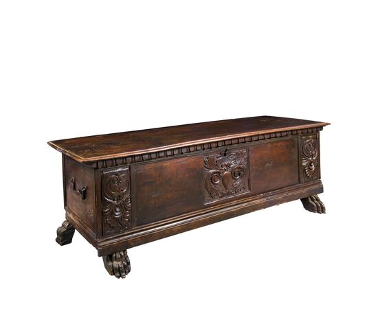 Cassapanca in legno di noce intagliato. Italia, XVII secolo.