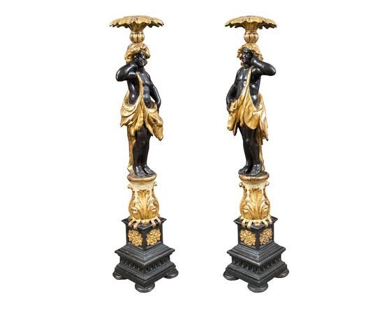 Coppia di sculture in legno intagliato, dorato e dipinto - Mori reggi vaso. Venezia, XVIII secolo.