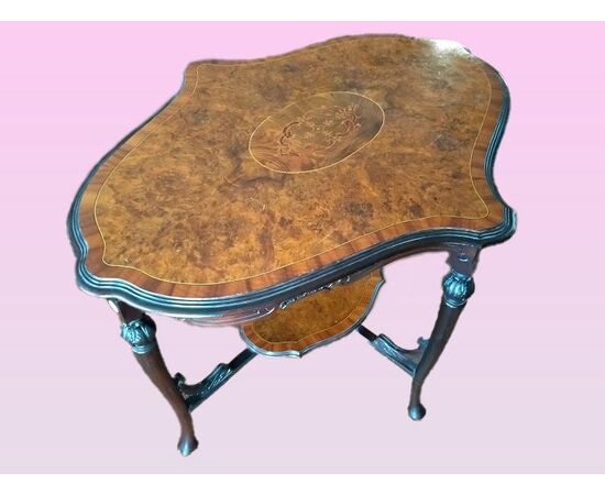 Tavolino inglese del 1800 ovale smerlato in mogano e radica di noce