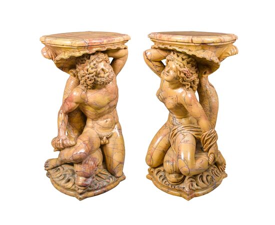 Coppia di sculture reggi-vaso in marmo giallo - Poseidone e Anfitrite. Italia, XIX-XX secolo.