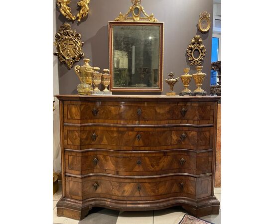 Chest of drawers with shaped front of the 18th century in walnut briar     