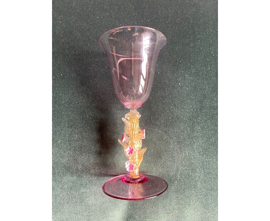 Bicchiere in vetro iridato con foglia oro e applicazioni floreali.Firma sulla base.Murano.
