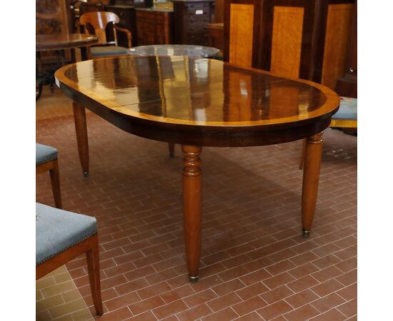 Extendable oval table in walnut briar     