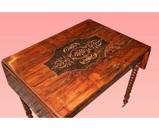 Tavolino con alette intarsiato stile Carlo X francese del 1800 in legno di noce fiammato