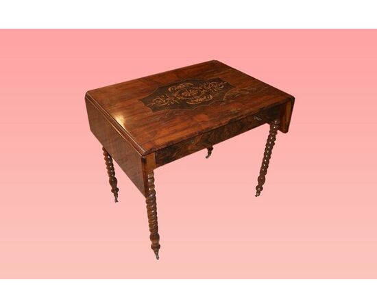 Tavolino con alette intarsiato stile Carlo X francese del 1800 in legno di noce fiammato