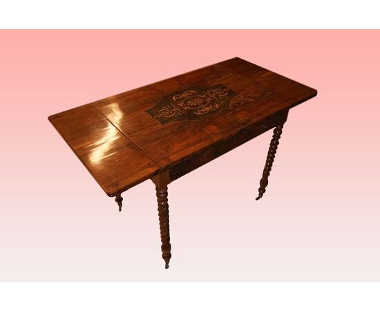 Tavolino con alette intarsiato stile Carlo X francese del 1800 in legno di noce fiammato