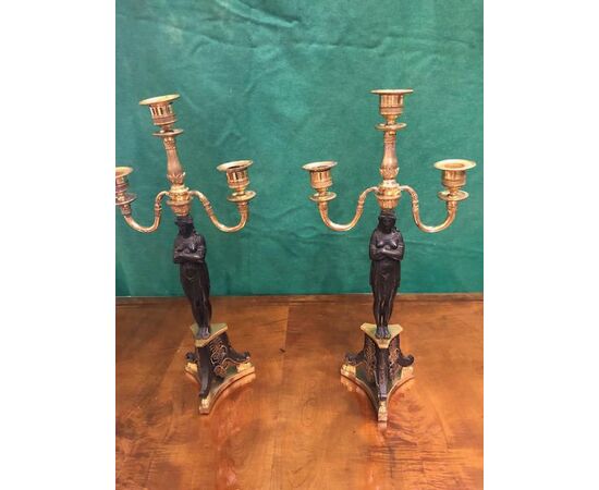 Coppia di candelabri in bronzo