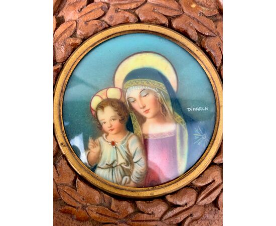 Acquasantiera in legno scolpito con motivi vegetali stilizzati e miniatura.Madonna con Bambino.