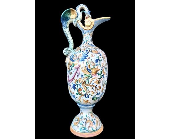 Vaso-versatoio in maiolica decorato a raffaellesche e busto di soldato.Urbino.