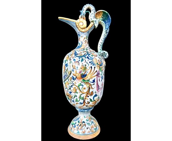 Vaso-versatoio in maiolica decorato a raffaellesche e busto di soldato.Urbino.