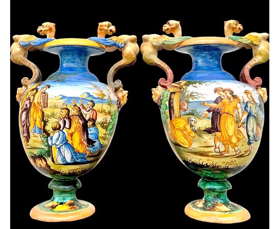 Coppia di vasi in maiolica con manici a decoro istoriato stile Urbino.Marca S.C.A Pesaro