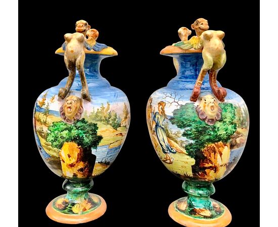 Coppia di vasi in maiolica con manici a decoro istoriato stile Urbino.Marca S.C.A Pesaro