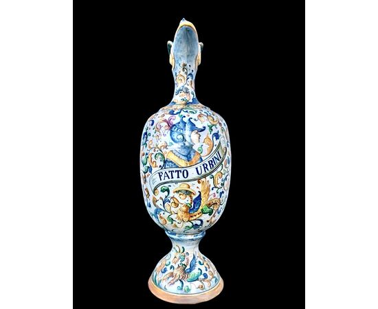 Vaso-versatoio in maiolica decorato a raffaellesche e busto di soldato.Urbino.
