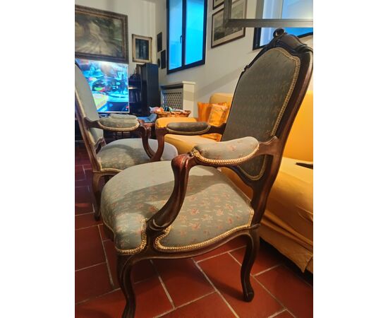 Coppia di poltrone in noce