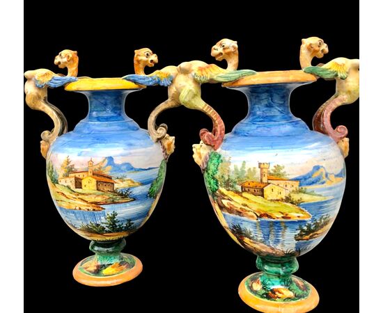 Coppia di vasi in maiolica con manici a decoro istoriato stile Urbino.Marca S.C.A Pesaro