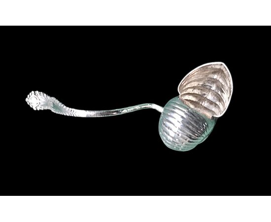 Colino da the’ in argento raffigurante una conchiglia.