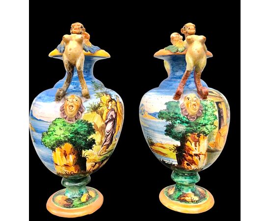 Coppia di vasi in maiolica con manici a decoro istoriato stile Urbino.Marca S.C.A Pesaro
