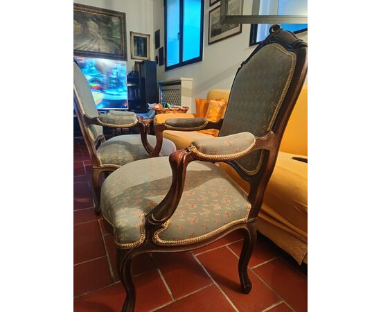 Coppia di poltrone in noce