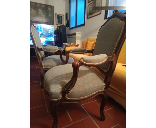 Coppia di poltrone in noce