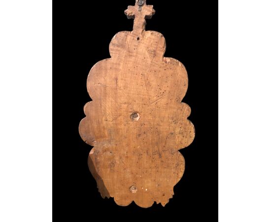 Acquasantiera in legno scolpito con motivi vegetali stilizzati e miniatura.Madonna con Bambino.