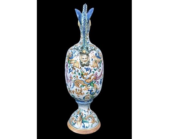 Vaso-versatoio in maiolica decorato a raffaellesche e busto di soldato.Urbino.