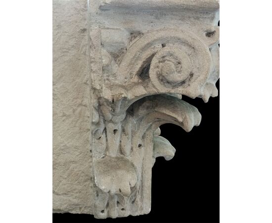 Antico capitello in pietra del XVIII secolo