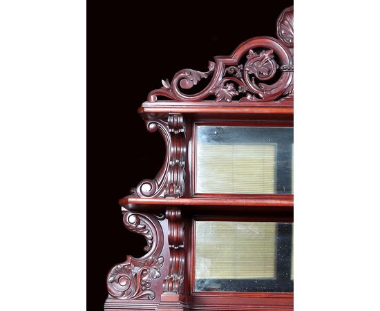 Piattaia belga del 1800 stile Luigi Filippo in mogano e piuma di mogano con intagli