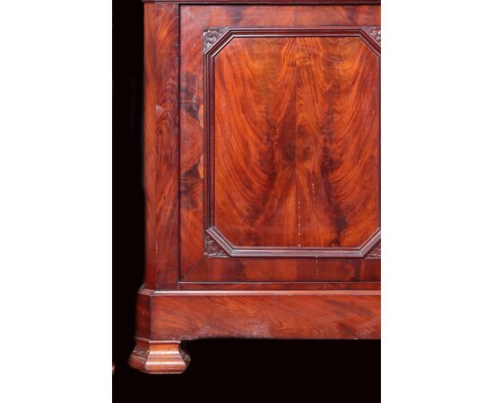 Piattaia belga del 1800 stile Luigi Filippo in mogano e piuma di mogano con intagli